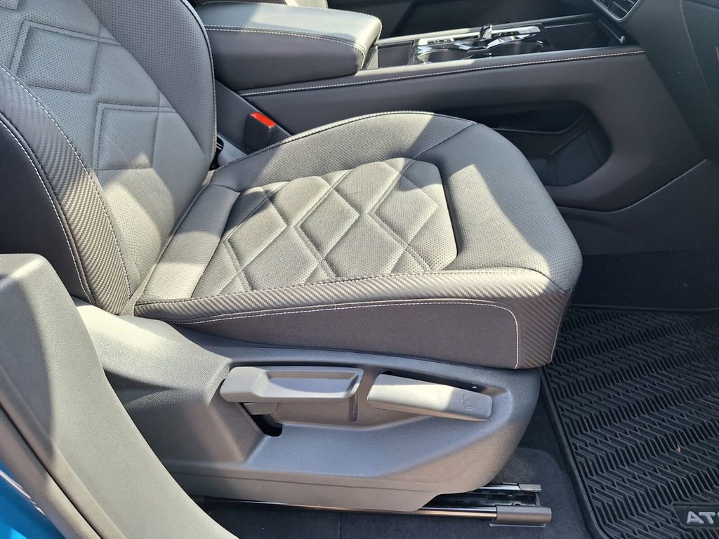 Used 2025 Volkswagen Atlas Cross Sport SE image 28