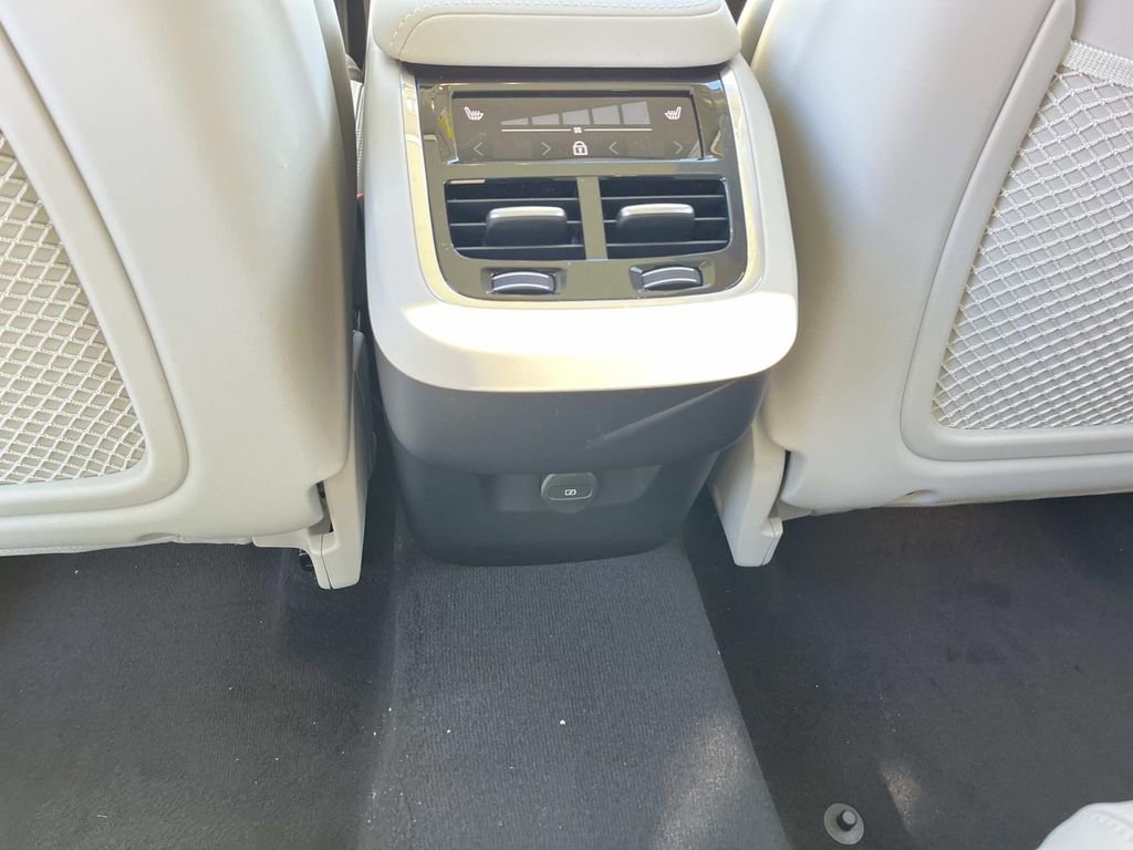 New 2026 Volvo XC60 B5 Ultra w/ Climate Package image 17