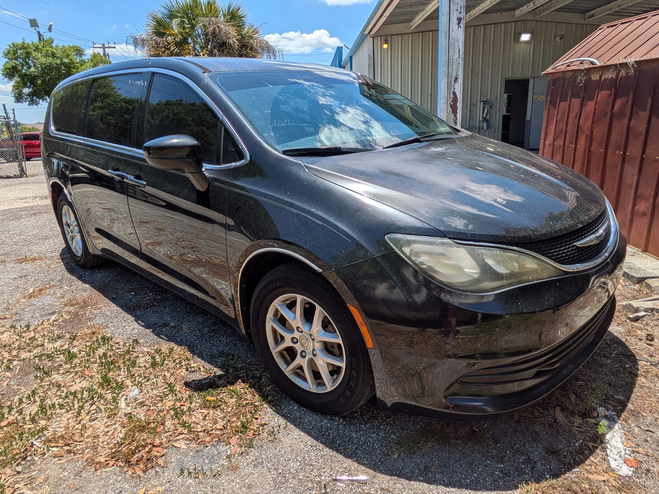 Used 2017 Chrysler Pacifica Touring FWD image 2