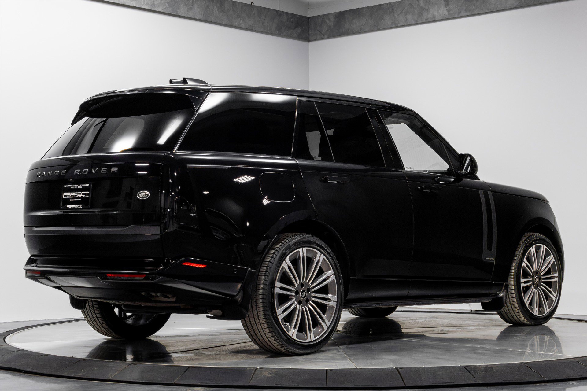 Used 2023 Land Rover Range Rover Autobiography image 11