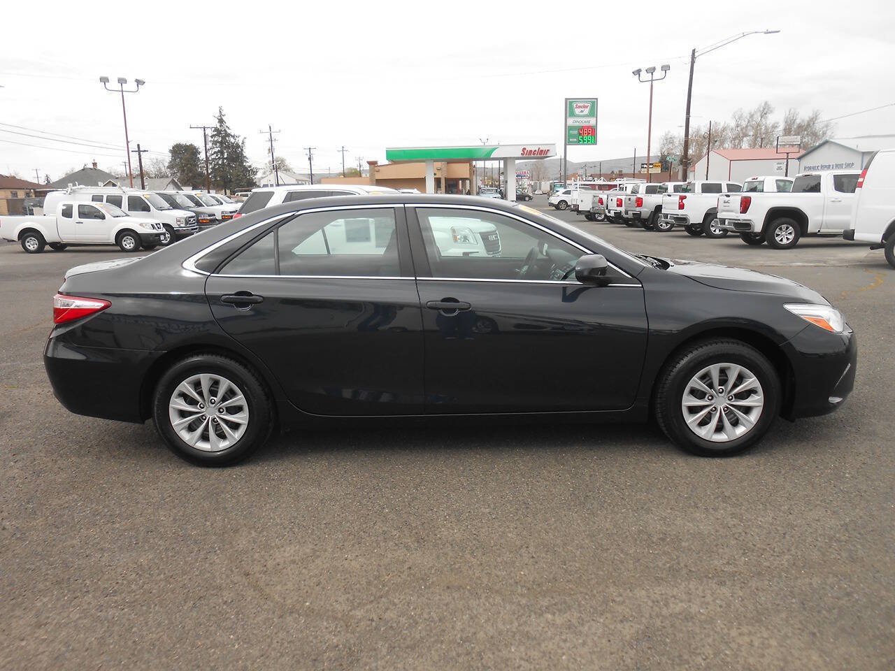 Used 2017 Toyota Camry LE FWD image 2