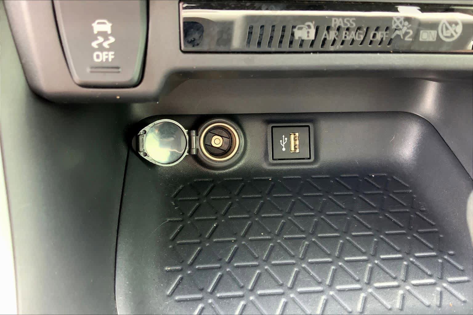 Used 2025 Toyota RAV4 LE AWD/4WD image 31