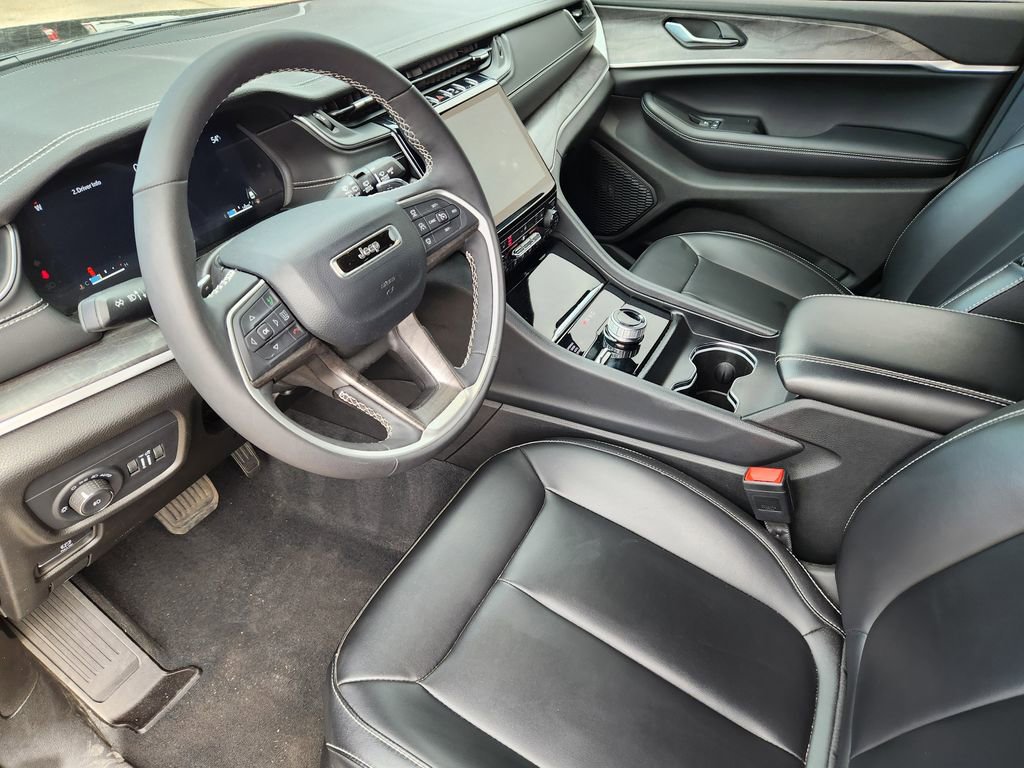 Used 2025 Jeep Grand Cherokee Limited w/ Black Appearance Package AWD/4WD image 7
