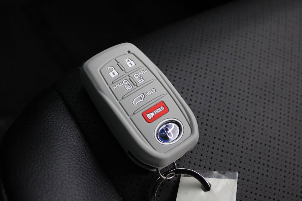 Used 2025 Toyota Sienna Platinum image 32