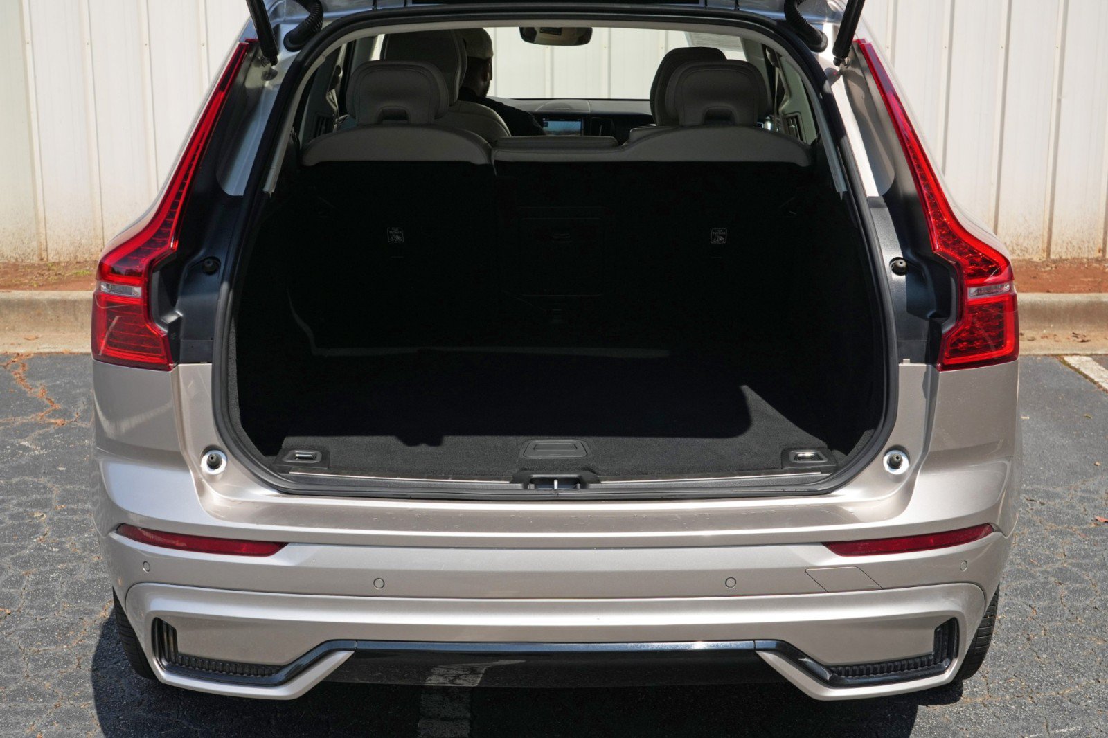 Used 2023 Volvo XC60 B5 Plus AWD/4WD image 9
