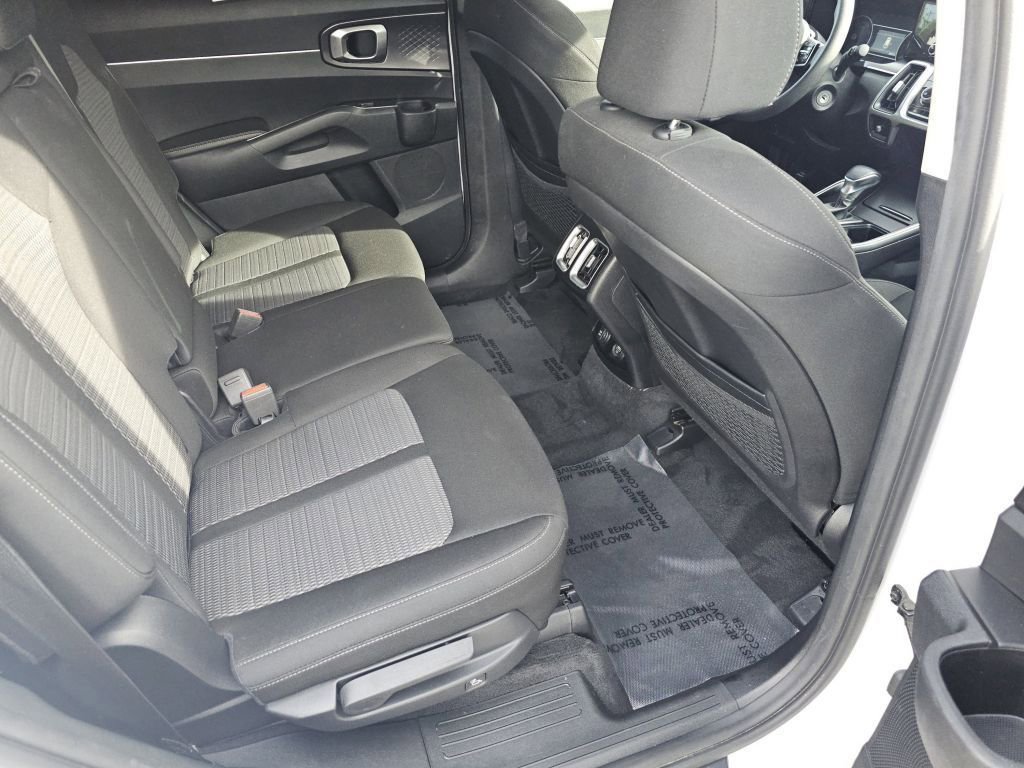 Used 2022 Kia Sorento LX image 5