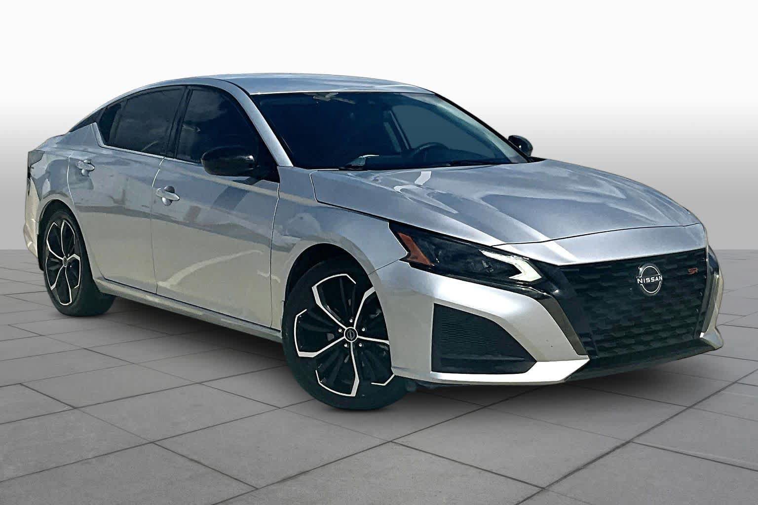 Used 2023 Nissan Altima 2.5 SR FWD image 2