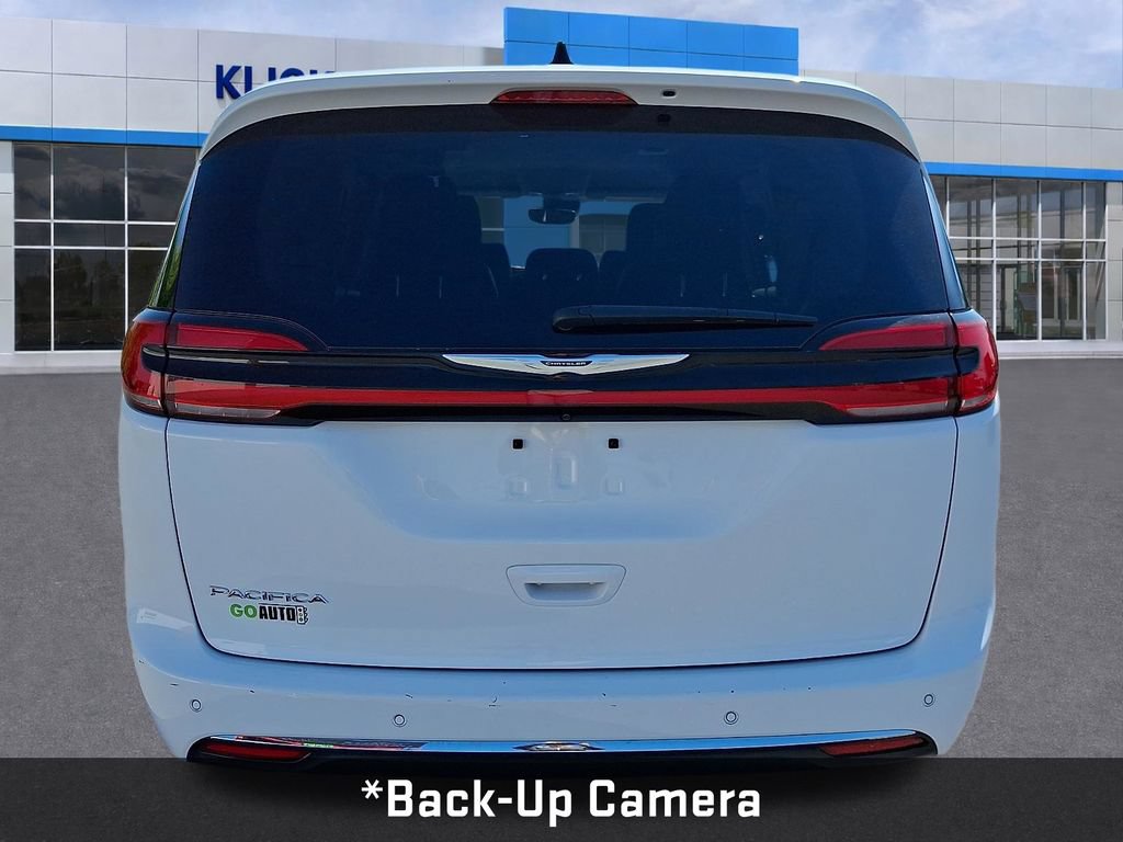 Used 2023 Chrysler Pacifica Touring-L FWD image 7