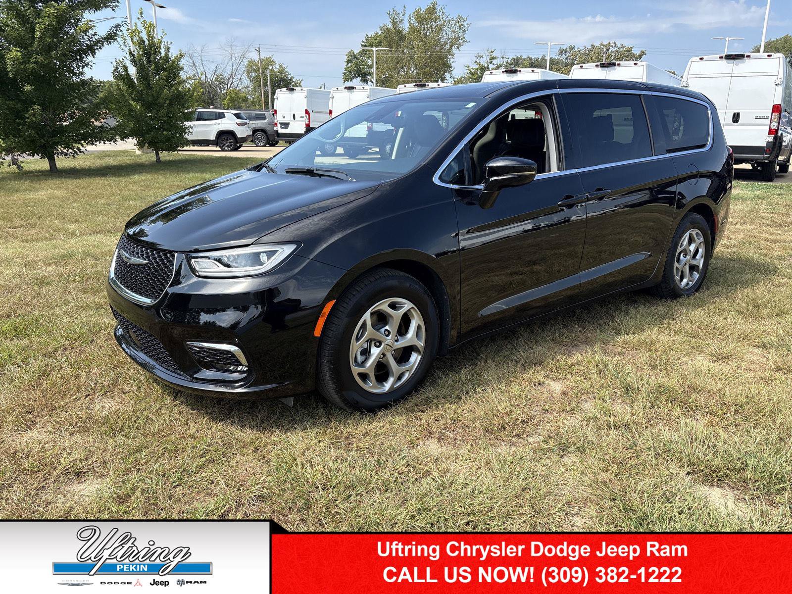 Used 2024 Chrysler Pacifica Limited FWD image 1