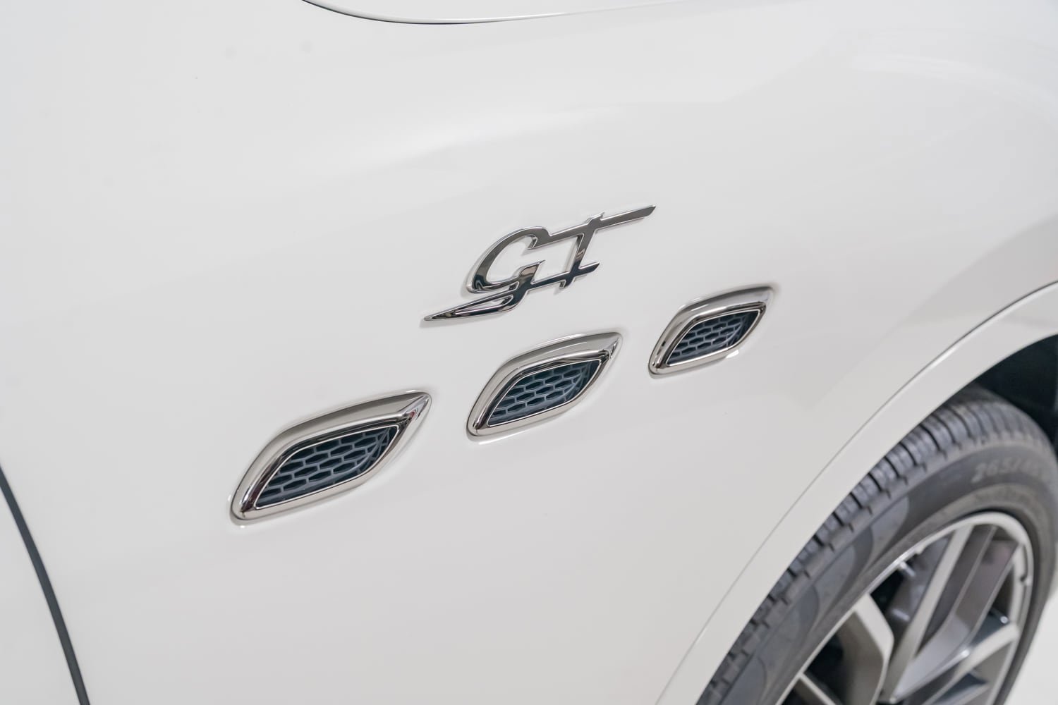Used 2024 Maserati Levante GT Ultima AWD/4WD image 32