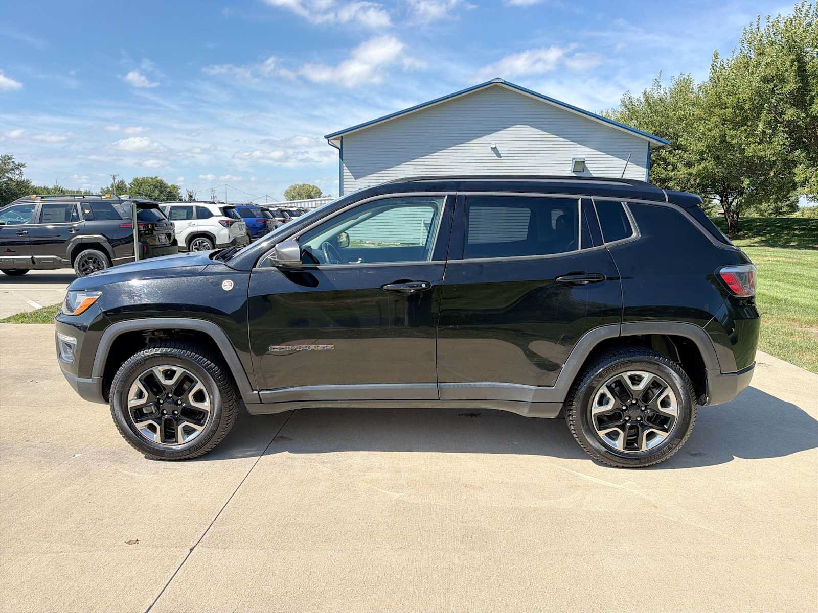 Used 2017 Jeep Compass Trailhawk w/ Leather Interior Group AWD/4WD image 3