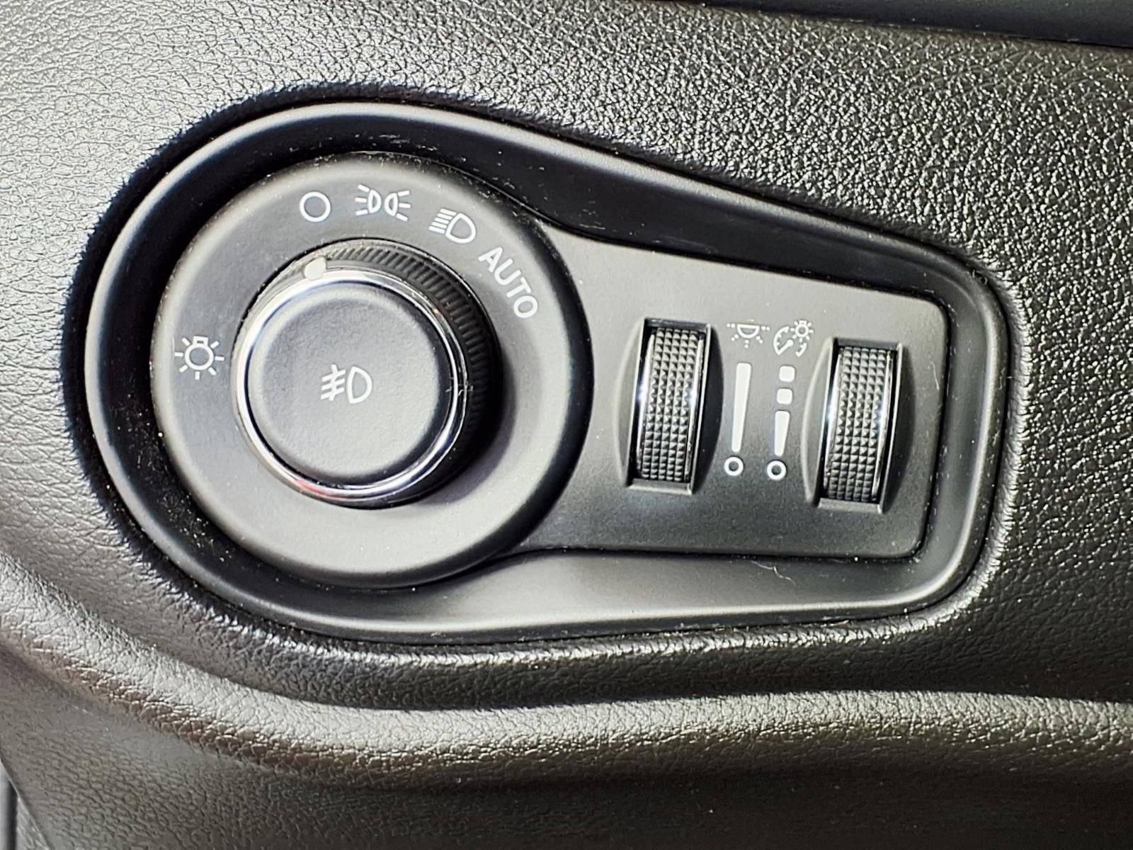 Used 2017 Jeep Renegade Altitude FWD image 15