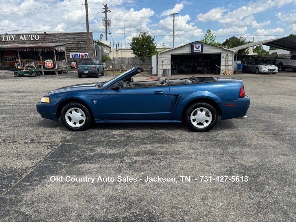 Used 2000 Ford Mustang Convertible RWD image 2