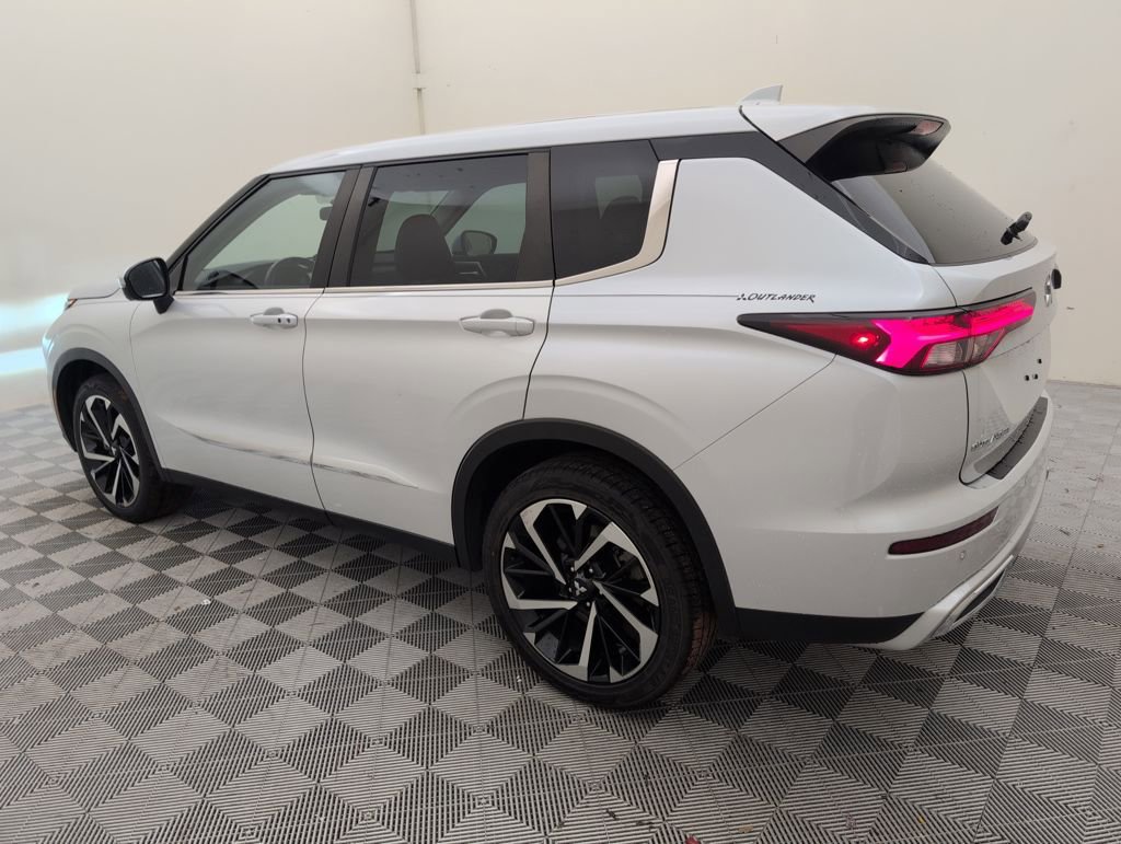 Used 2022 Mitsubishi Outlander SE image 6