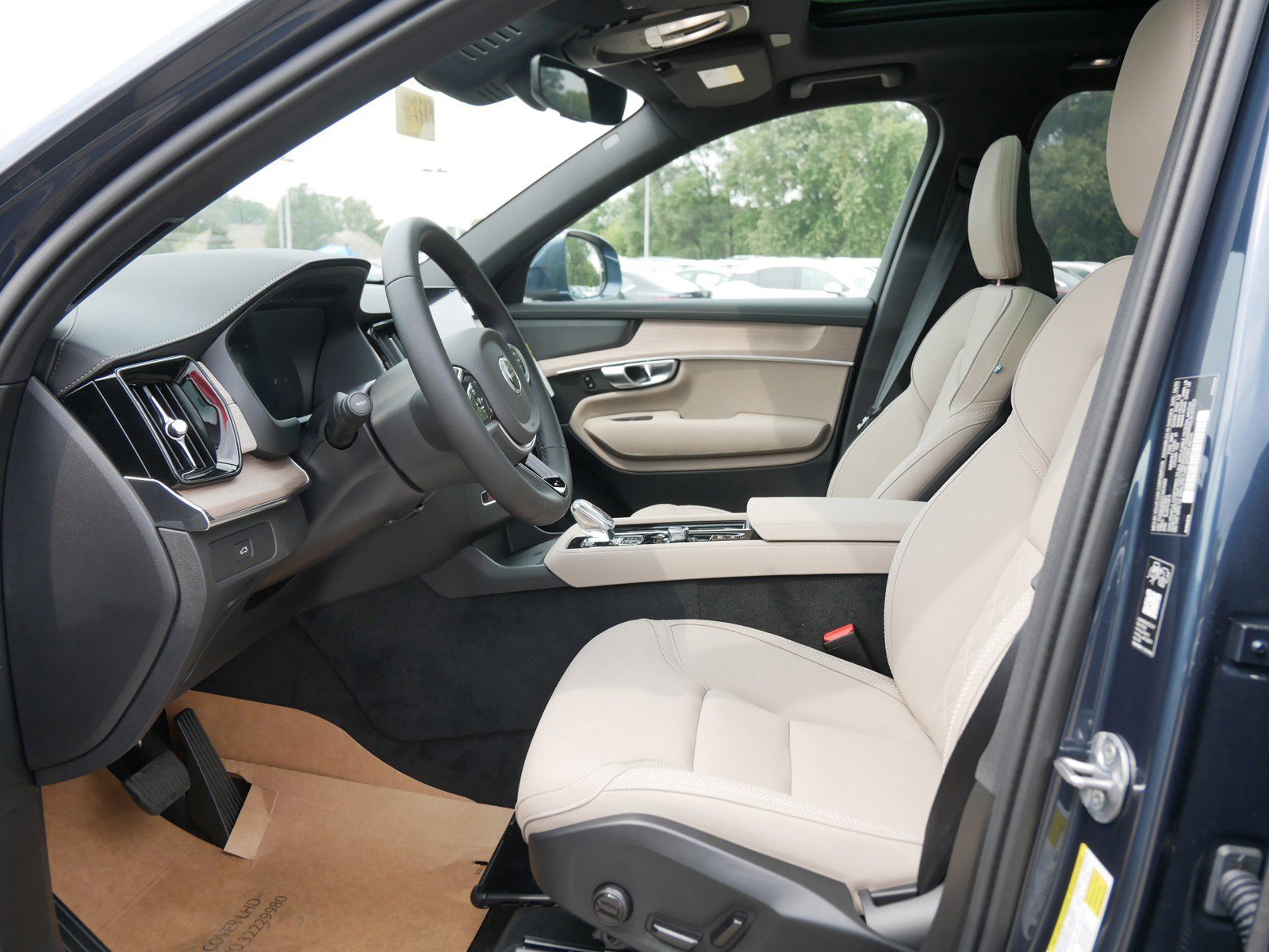New 2026 Volvo XC90 B6 Plus w/ Protection Package Premier image 5