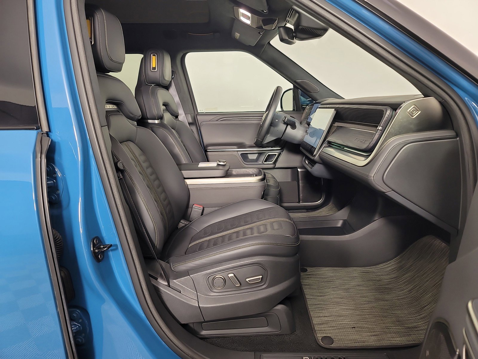 Used 2023 Rivian R1S Adventure image 25