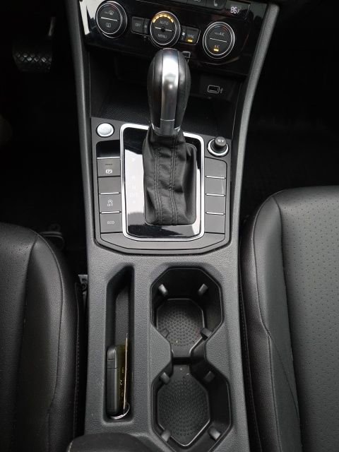 Used 2019 Volkswagen Jetta SE w/ Cold Weather Package image 18