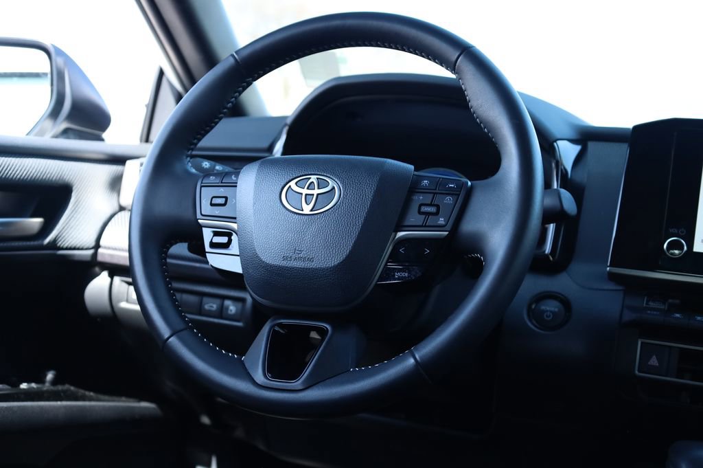 Used 2025 Toyota Camry SE image 5