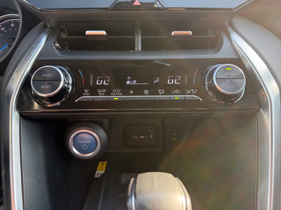 Used 2022 Toyota Venza LE image 22