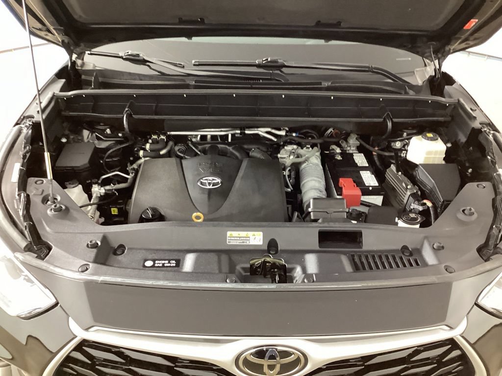 Used 2022 Toyota Highlander XLE AWD/4WD image 45