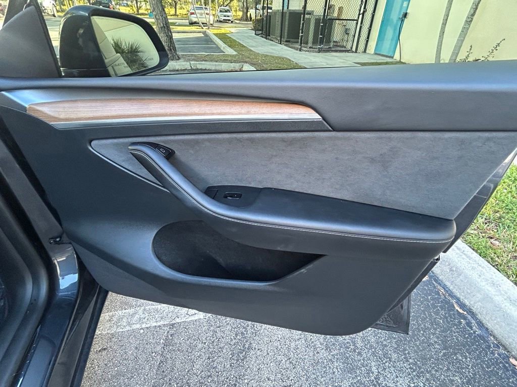 Used 2025 Tesla Model Y Long Range image 28