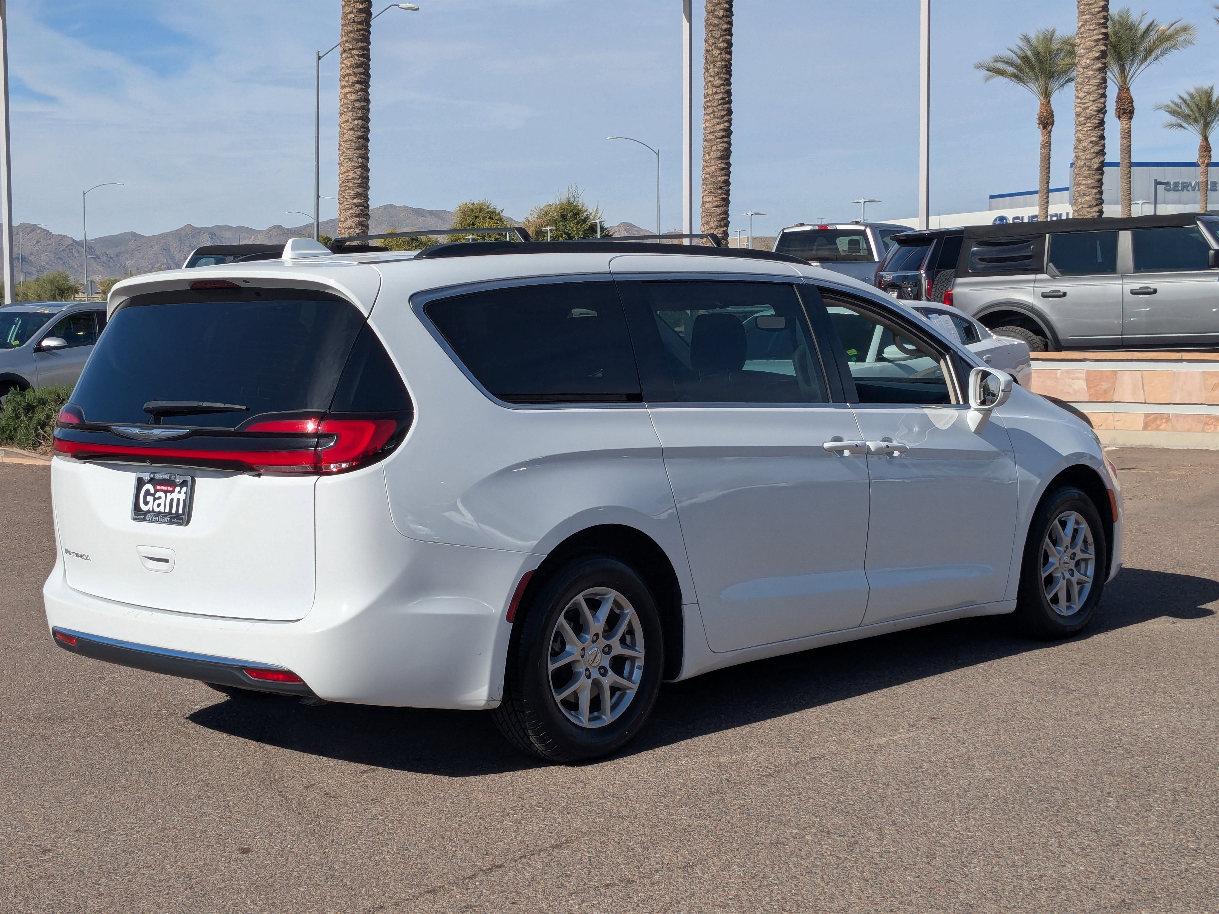 Used 2022 Chrysler Pacifica Touring-L image 3
