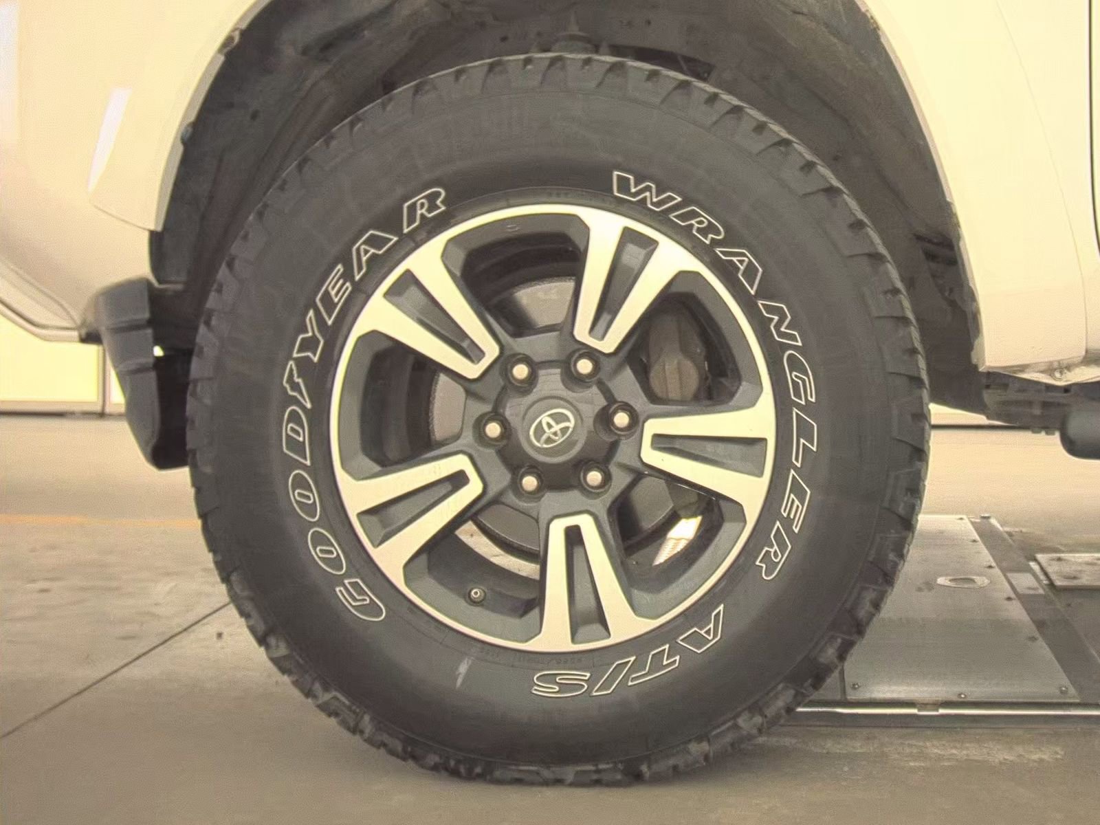 Used 2017 Toyota Tacoma TRD Sport image 9