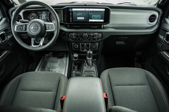 Used 2025 Jeep Wrangler Unlimited Sahara AWD/4WD image 28