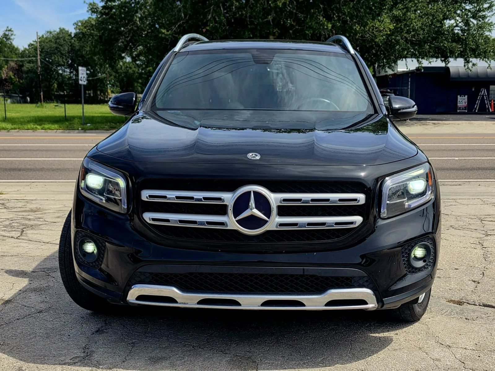 Used 2020 Mercedes-Benz GLB 250 4MATIC w/ Premium Package image 3