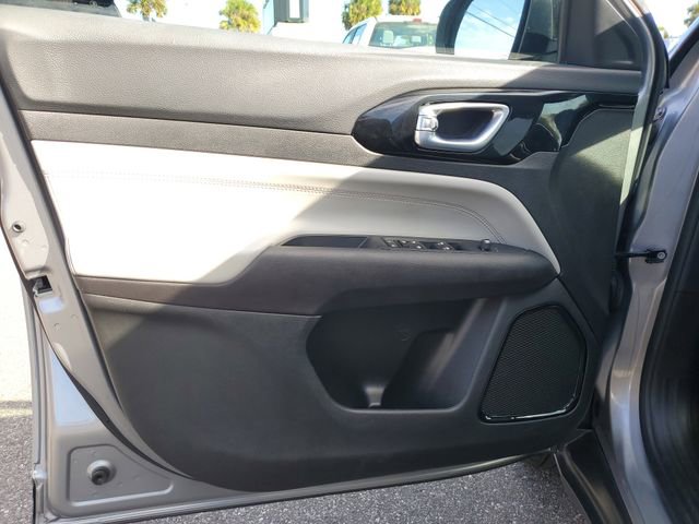 Used 2023 Jeep Compass Limited image 18