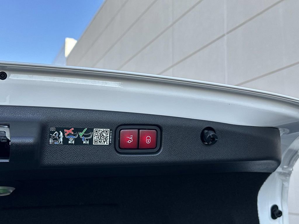 Used 2025 Mercedes-Benz E 350 4MATIC Sedan image 34