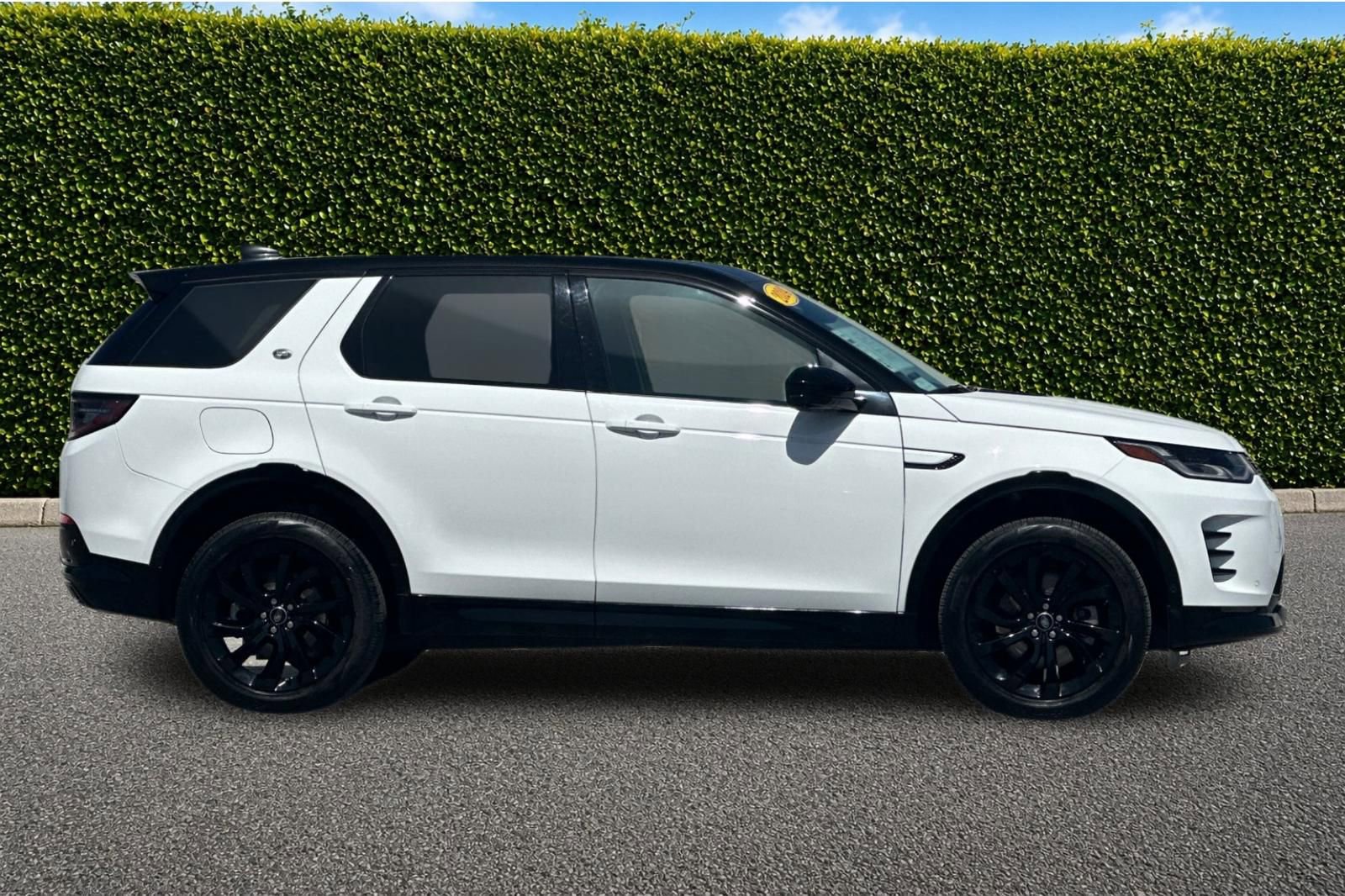 Used 2024 Land Rover Discovery Sport Dynamic SE AWD/4WD image 3