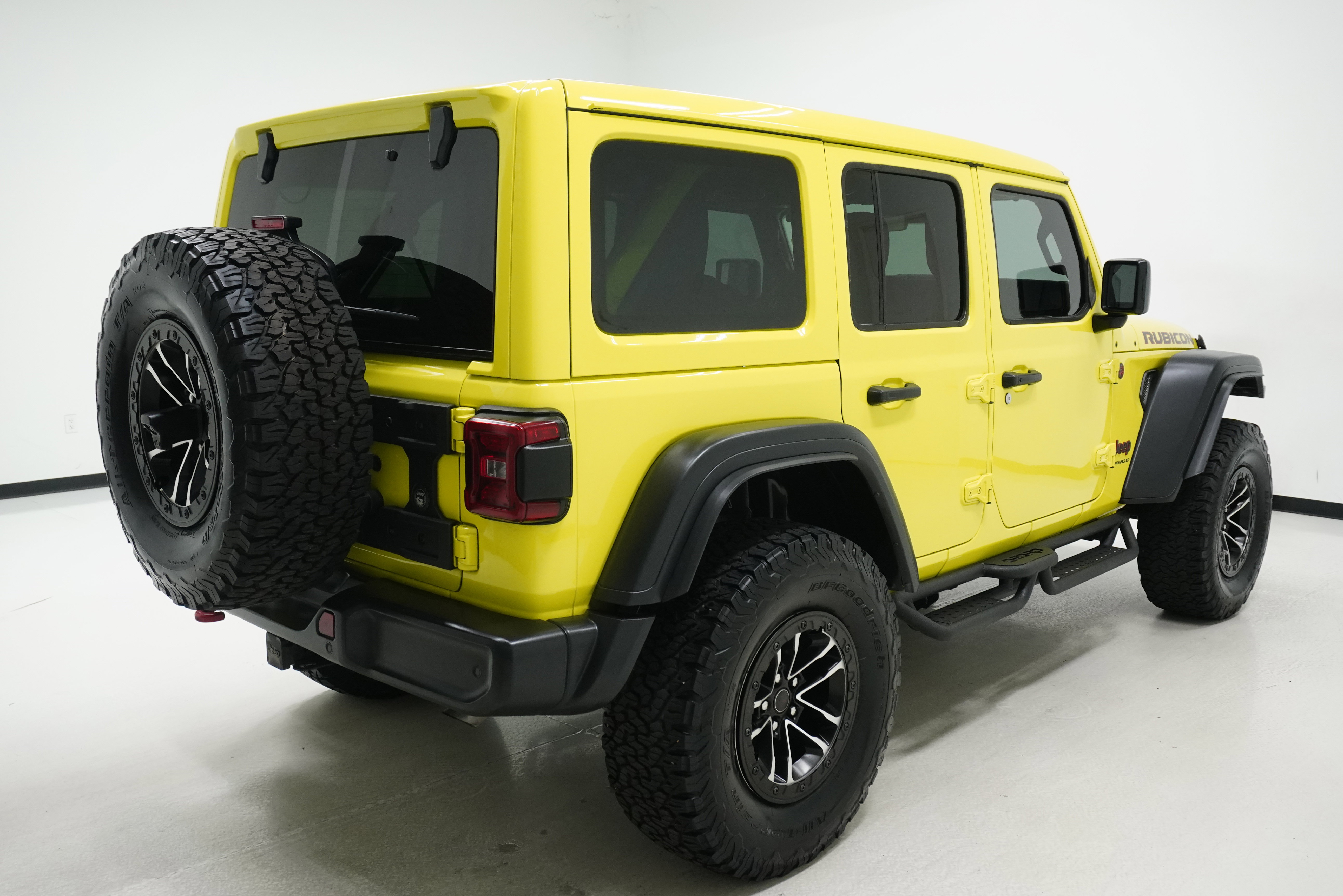 Used 2024 Jeep Wrangler Unlimited Rubicon w/ XTREMEE 35" Tire Package image 4