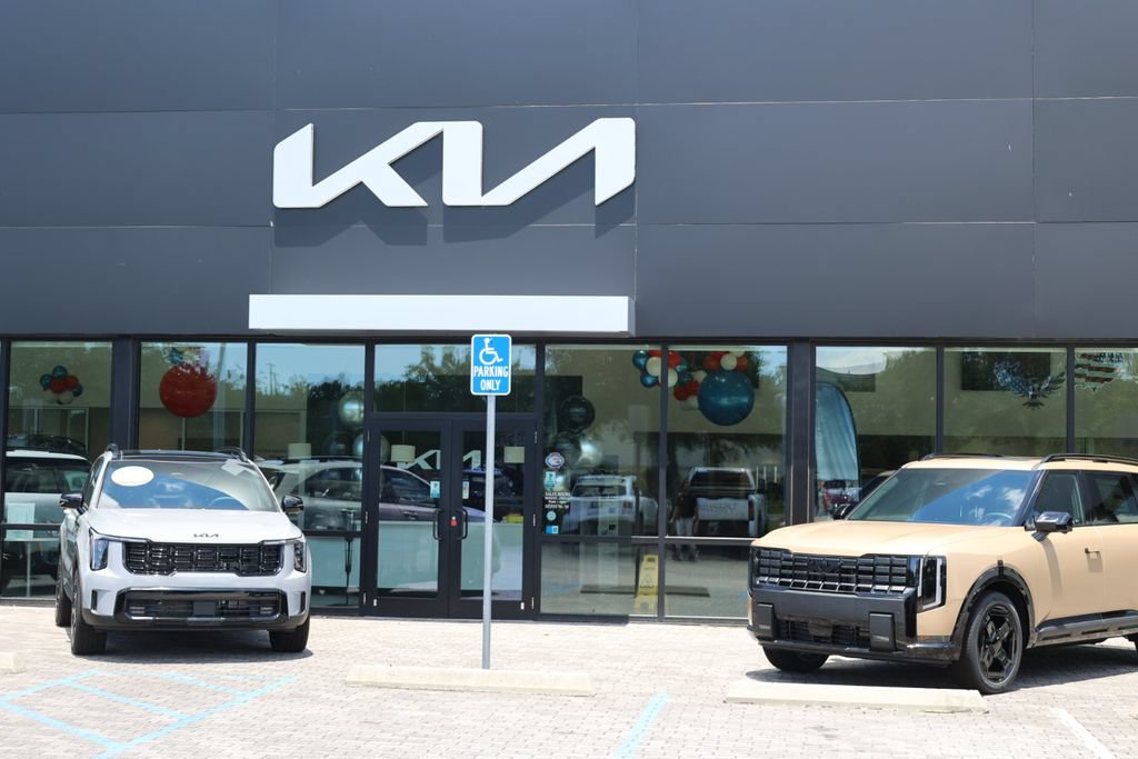 Used 2025 Kia Soul LX w/ LX Technology Package FWD image 7