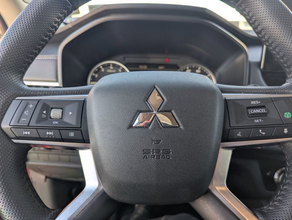 Used 2025 Mitsubishi Outlander SE image 24