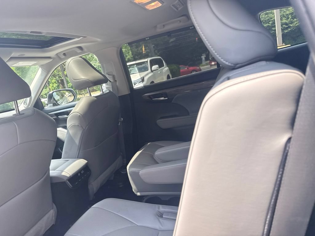 Used 2023 Toyota Highlander Limited AWD/4WD image 11