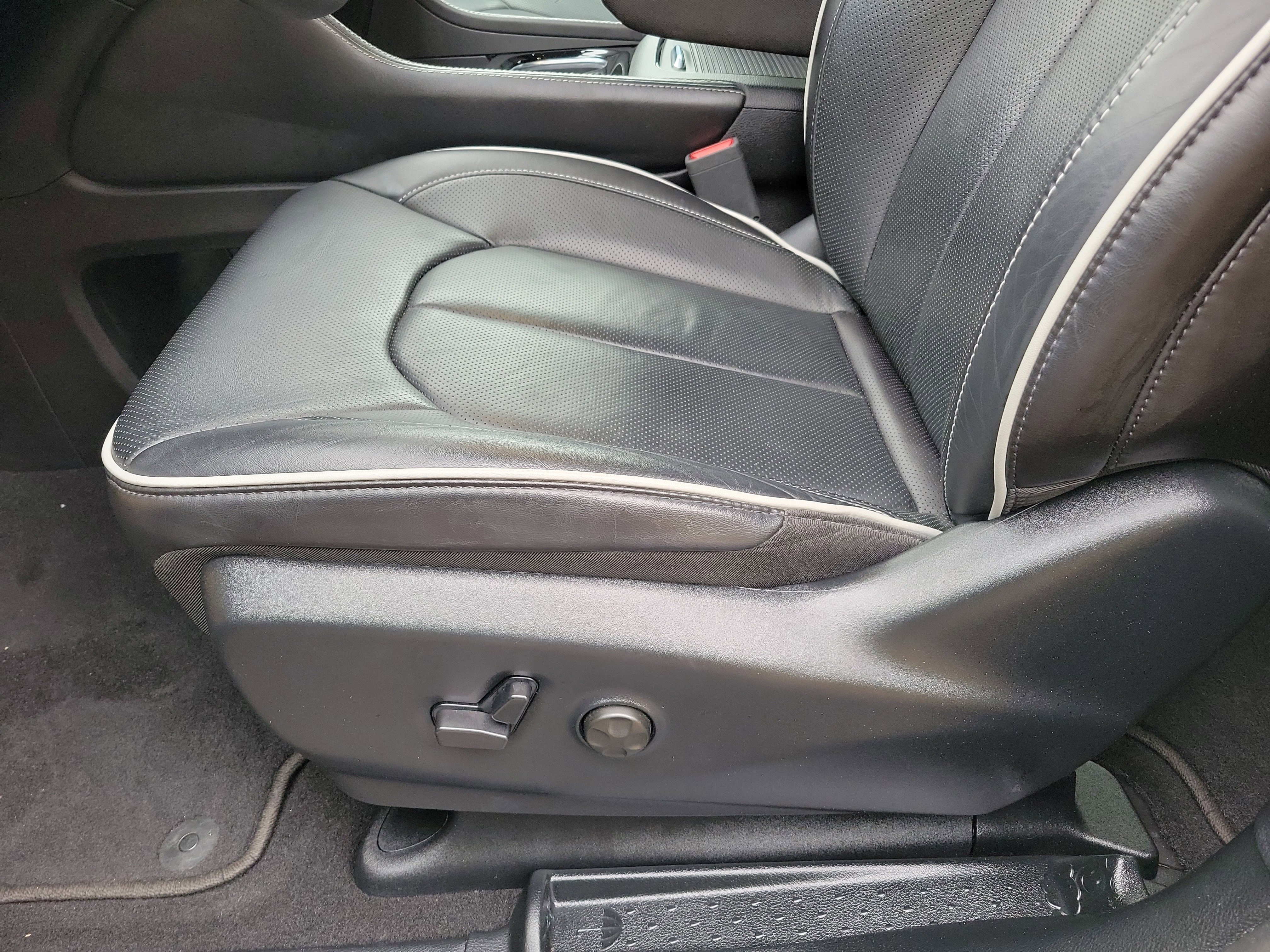 Used 2025 Chrysler Pacifica Limited image 5