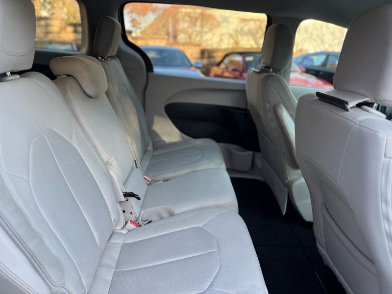 Used 2017 Chrysler Pacifica Touring FWD image 16