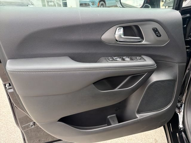 Used 2026 Chrysler Pacifica Select FWD image 17