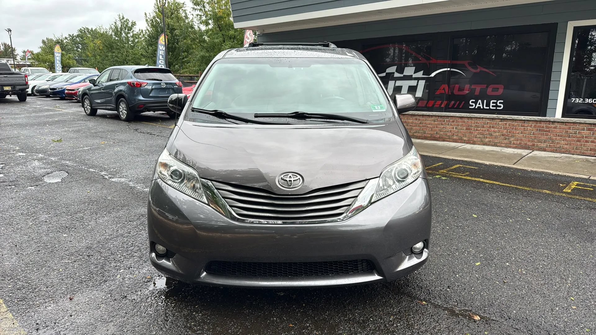 Used 2013 Toyota Sienna XLE FWD image 2