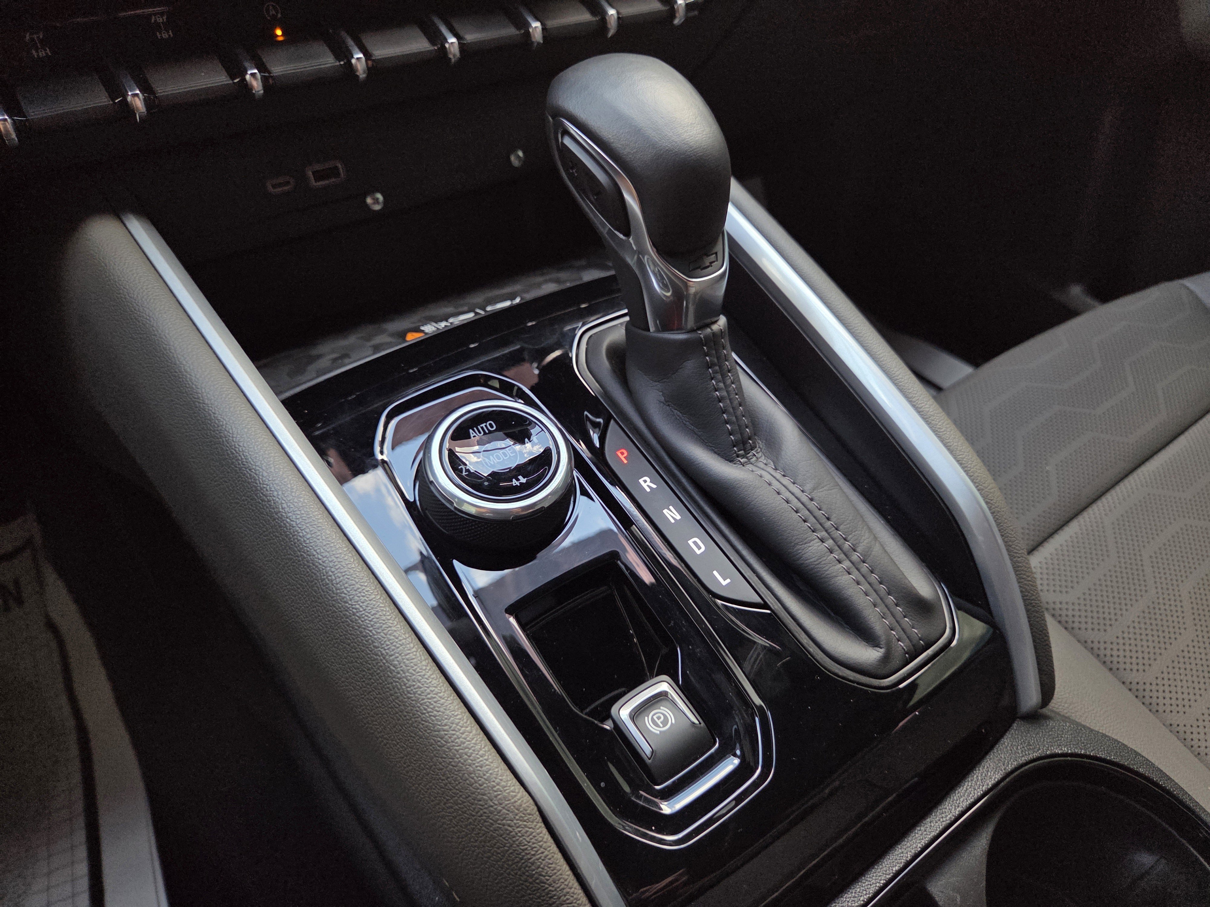 Used 2024 Chevrolet Colorado ZR2 w/ ZR2 Convenience Package III image 32