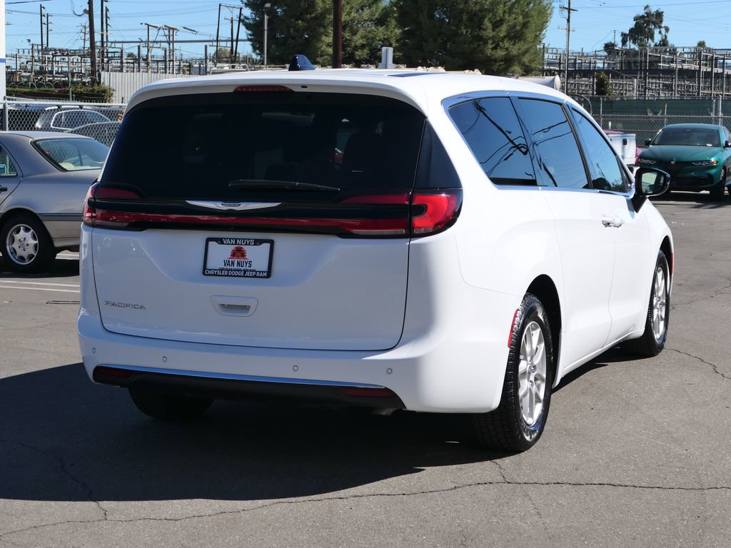 Used 2024 Chrysler Pacifica Touring image 4