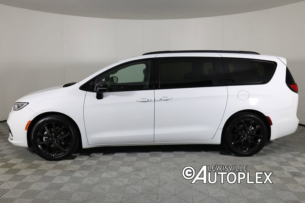 Used 2025 Chrysler Pacifica Limited FWD image 8
