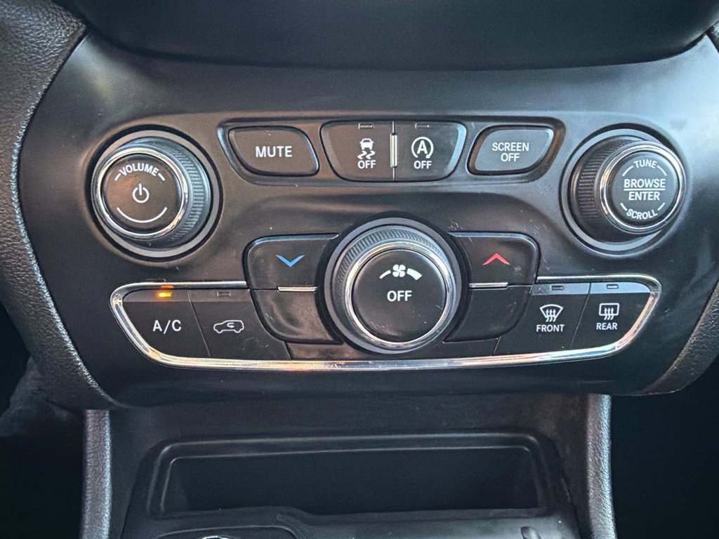 Used 2019 Jeep Cherokee Latitude w/ Cold Weather Group AWD/4WD image 22