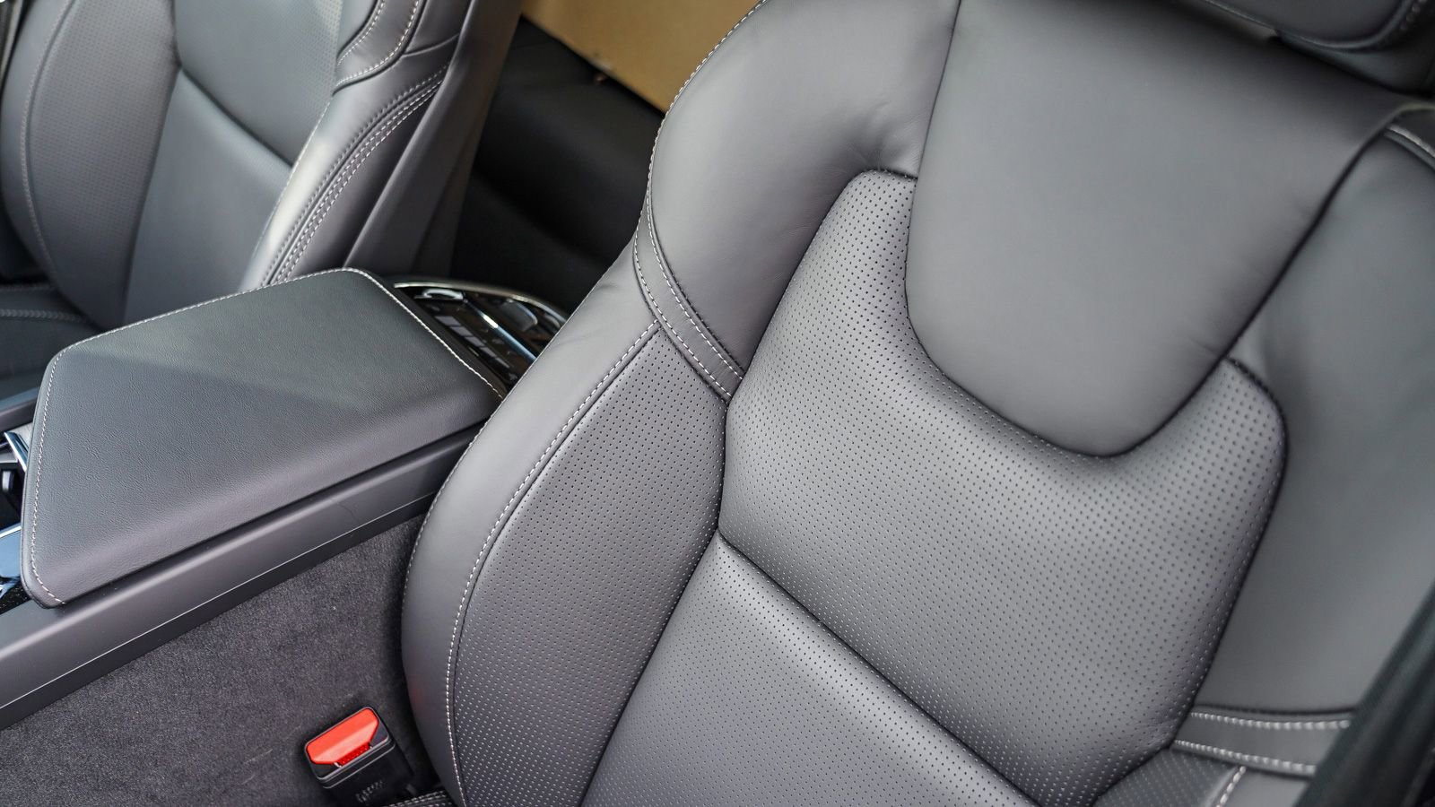 New 2025 Volvo V60 B5 Cross Country Ultra w/ Protection Package Premier image 29