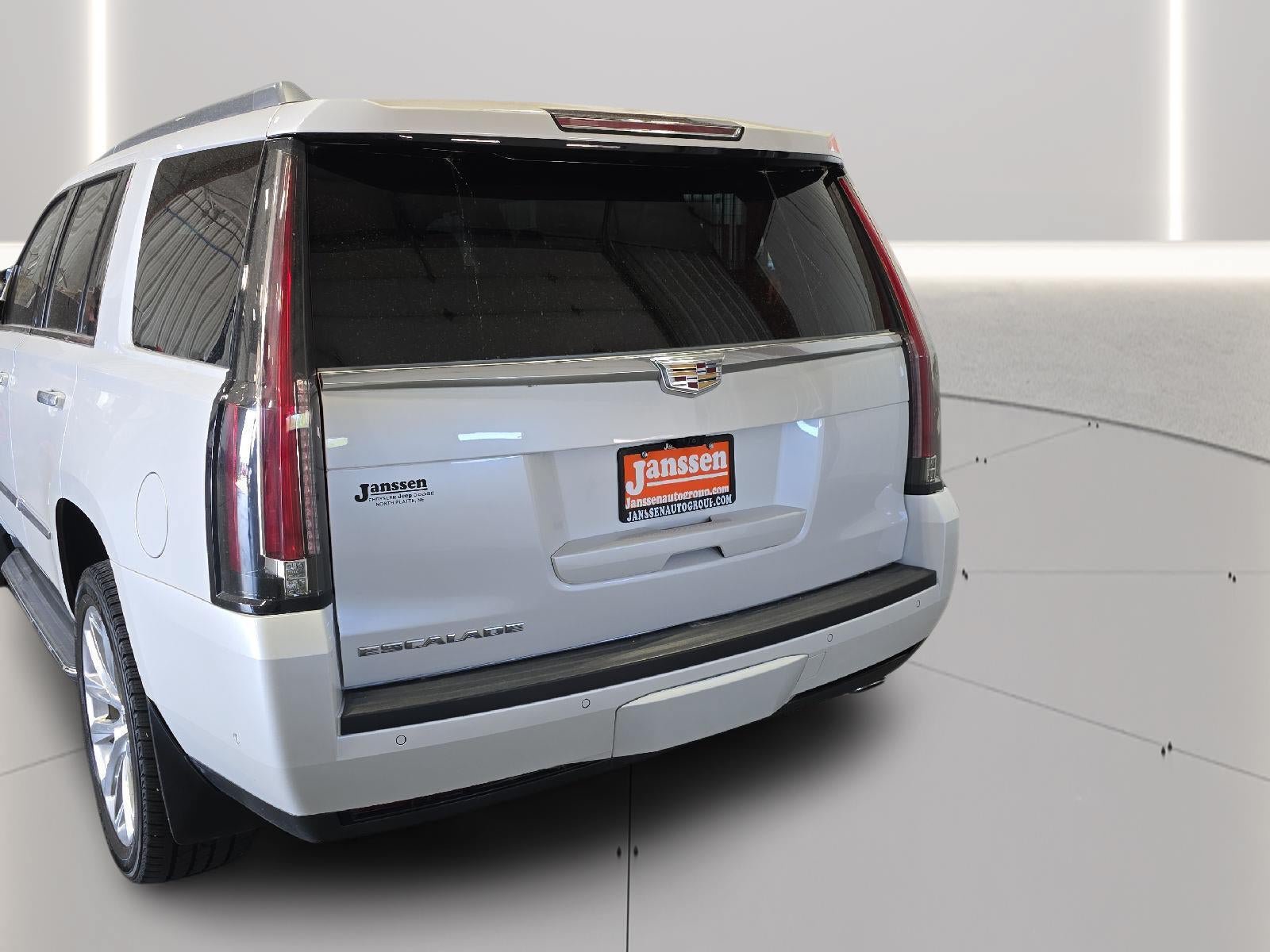 Used 2018 Cadillac Escalade Premium Luxury AWD/4WD image 4