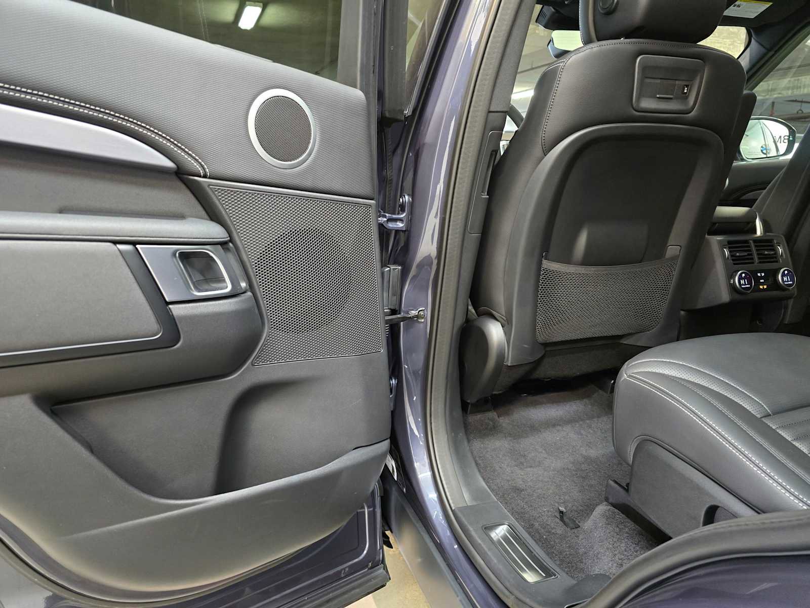 Used 2024 Land Rover Discovery Dynamic SE image 24