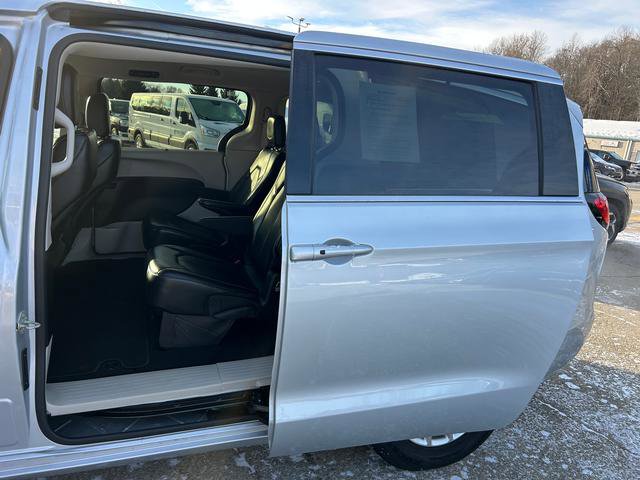 Certified 2024 Chrysler Pacifica Touring-L image 9