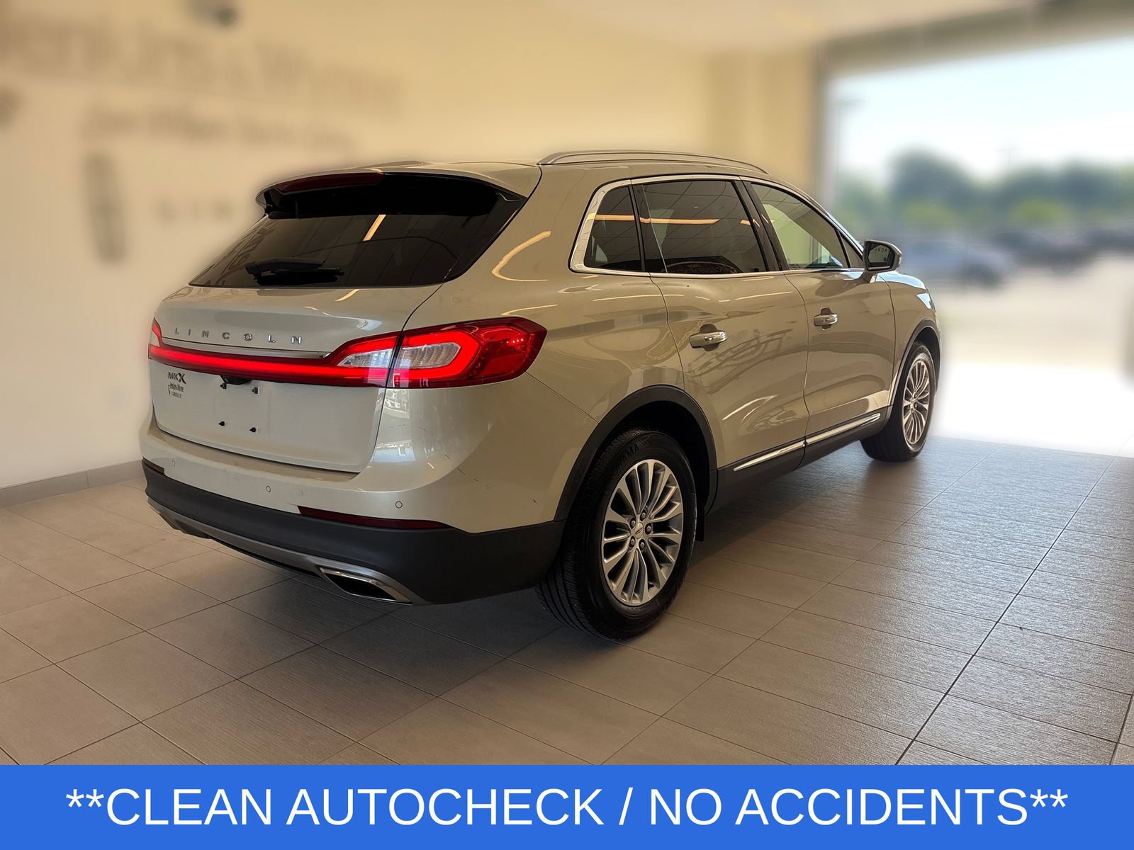 Used 2016 Lincoln MKX Select w/ Select Plus Package FWD image 3