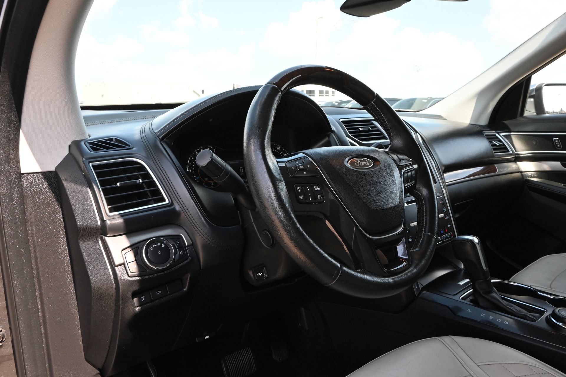 Used 2017 Ford Explorer Platinum AWD/4WD image 18